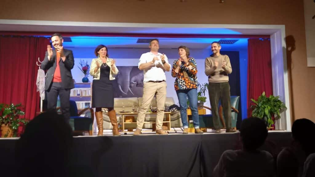 Les acteurs saluent le public sous les applaudissements, réunis sur la scène
