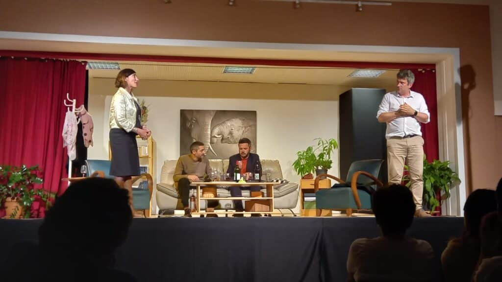 Moment de tension dramatique, les acteurs figés dans une posture soulignant l’intensité du dialogue