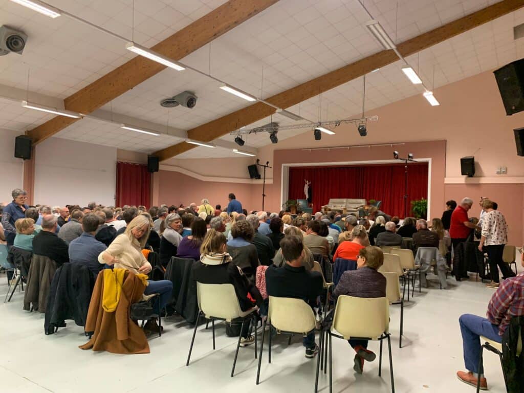 Un large public attentif et souriant, installé dans la salle communale de Saint Mamans, prêt à assister à la représentation de la pièce « Le Prénom »