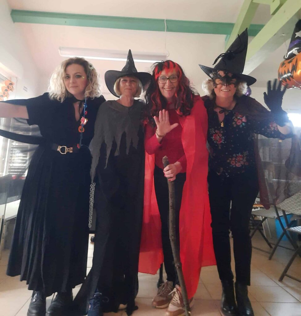Bénévoles déguisés ayant organisé l’animation Halloween 2025