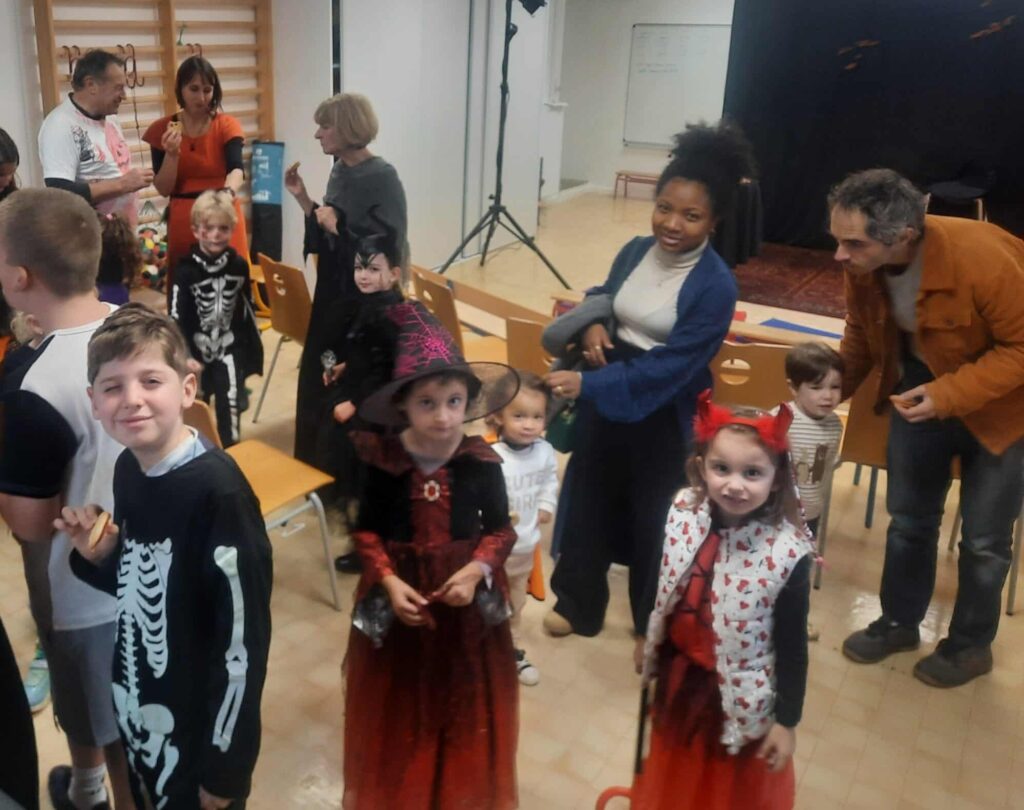 Enfants et parents discutent pendant la pause goûter