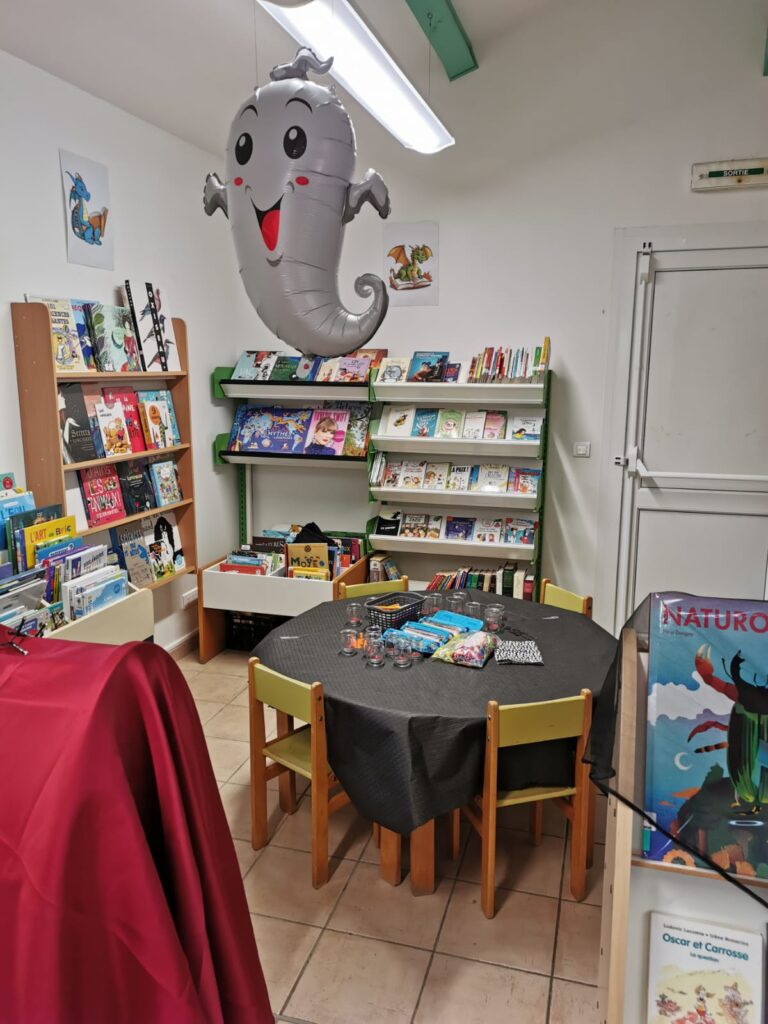 Table avec le matériel prêt pour la création de lanternes d’Halloween