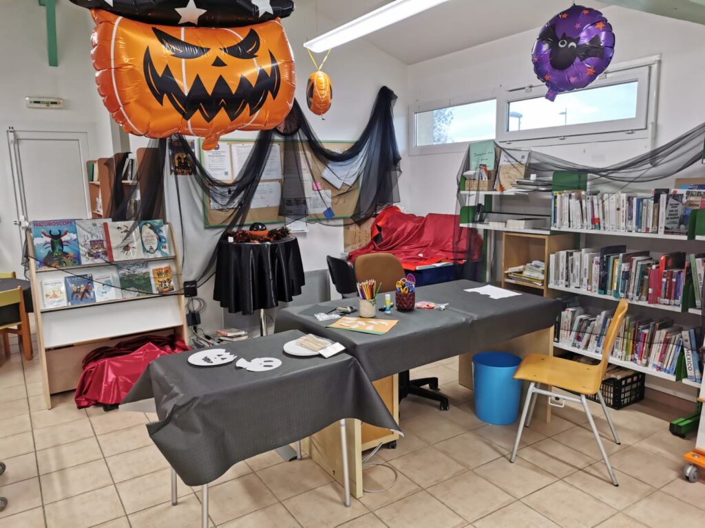 Vue large de l’intérieur de la bibliothèque de Rochefort-Samson / Saint-Mamans décorée pour Halloween 2025