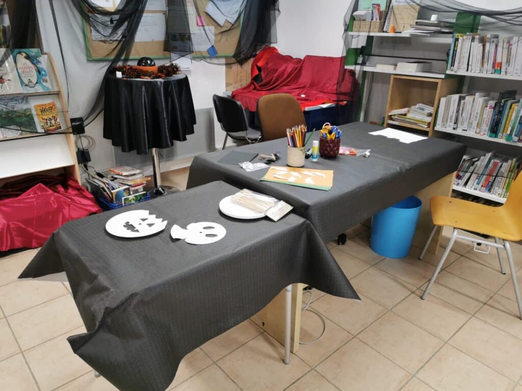 Tables et matériel prêts pour les activités manuelles d’Halloween