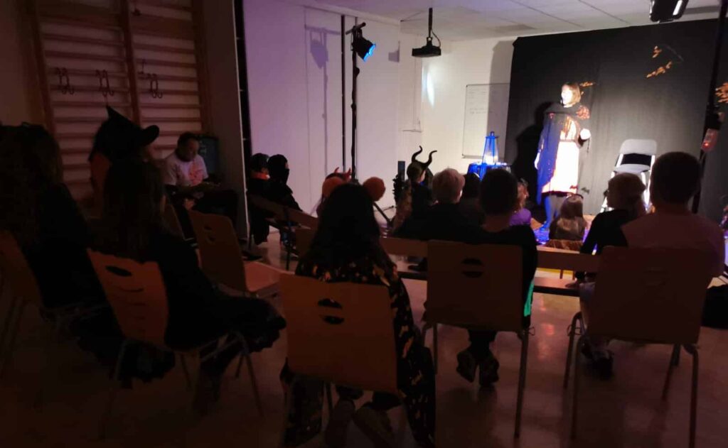 Myriam, conteuse, raconte une histoire d’Halloween