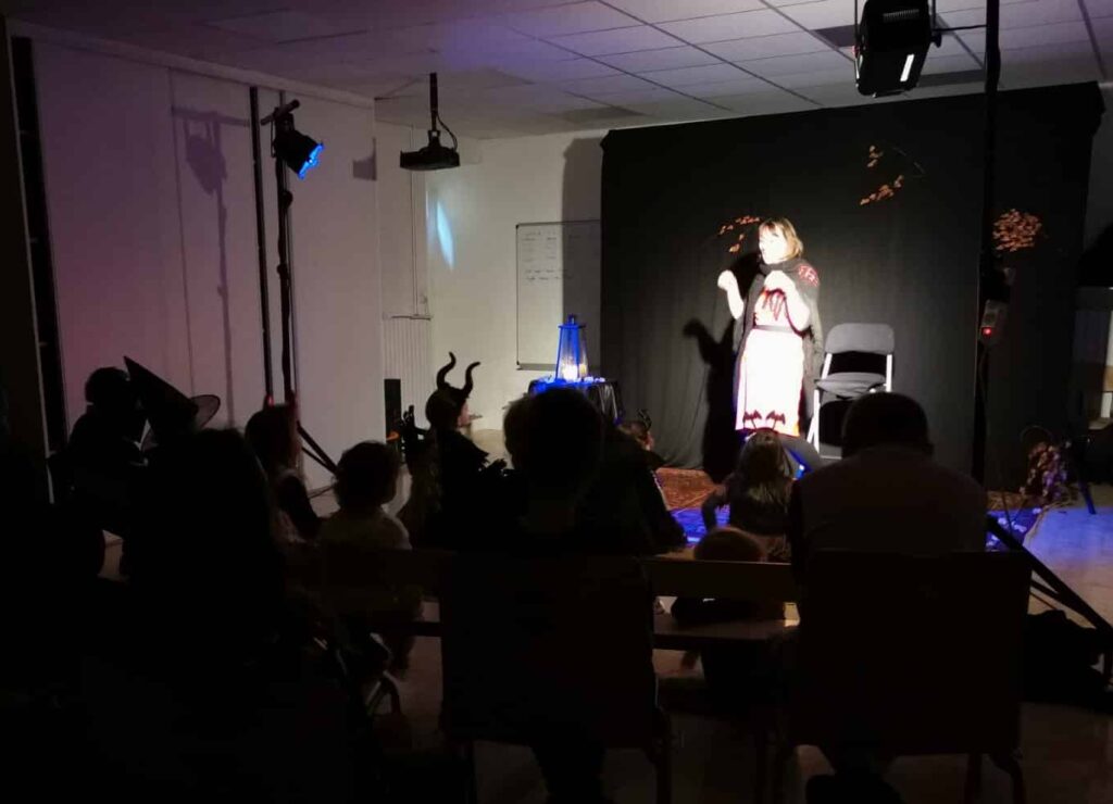La conteuse Myriam captivant un groupe d’enfants attentifs