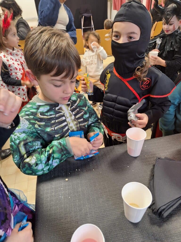 Deux enfants déguisés dégustent le goûter d’Halloween
