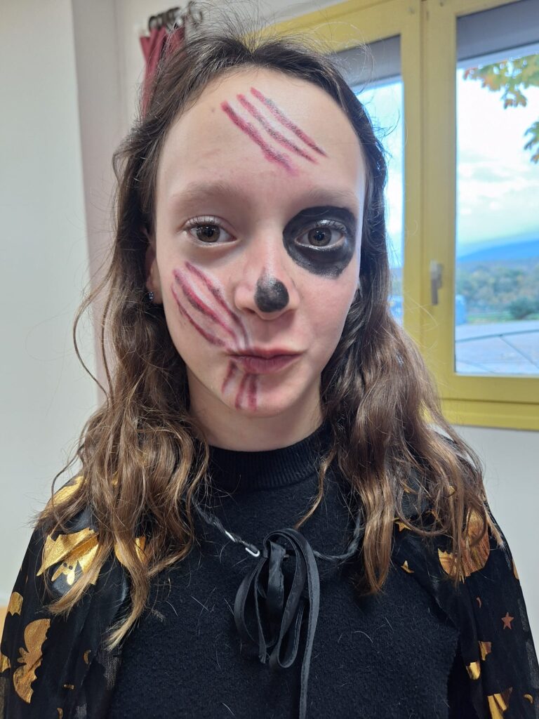 Jeune fille déguisée avec un maquillage effrayant