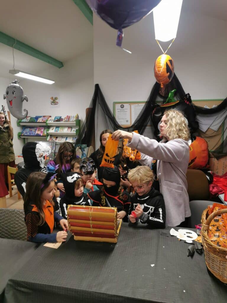 Distribution de sachets de friandises aux enfants après la chasse aux trésors